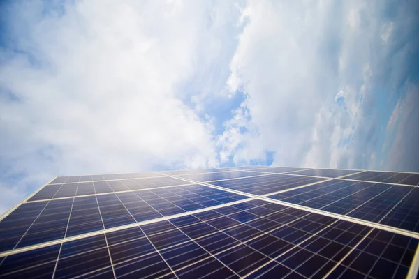 Painéis Solares Com Reflexo Nuvens Fundo Céu Texturizado — Fotografia de Stock