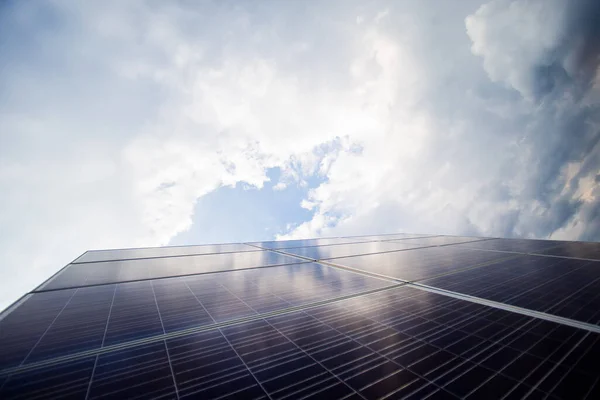 Painéis Solares Com Reflexo Nuvens Fundo Céu Texturizado — Fotografia de Stock