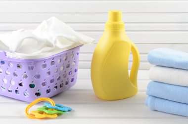Kirli bebek peçete plastik mor Çamaşırhane sepet, temiz fol içinde