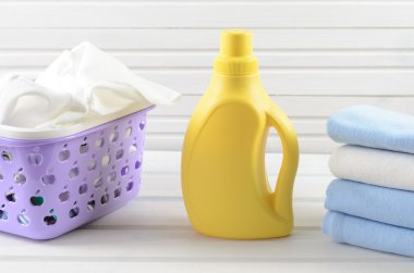 Kirli bez katlanmış plastik mor Çamaşırhane sepet içinde temiz clo