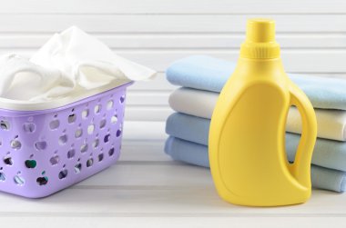 Kirli bez katlanmış plastik mor Çamaşırhane sepet içinde temiz clo