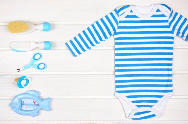 Bebek aksesuar beyaz arka plan ağaç