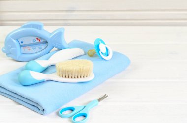Bebek aksesuar beyaz arka plan ağaç