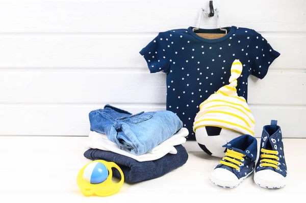 Conjunto de roupas de menino (camiseta azul com estrelas brancas, shir jeans — Fotografia de Stock