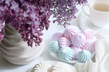 Eflatun çiçekler bir masada marshmallow. Kitche tatlı