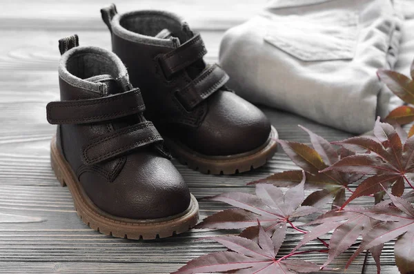 Scarpe per bambini in pelle marrone moda, pantaloni e accessori in denim. a — Foto Stock