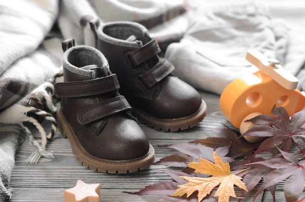 Scarpe per bambini in pelle marrone moda, pantaloni e accessori in denim. a — Foto Stock