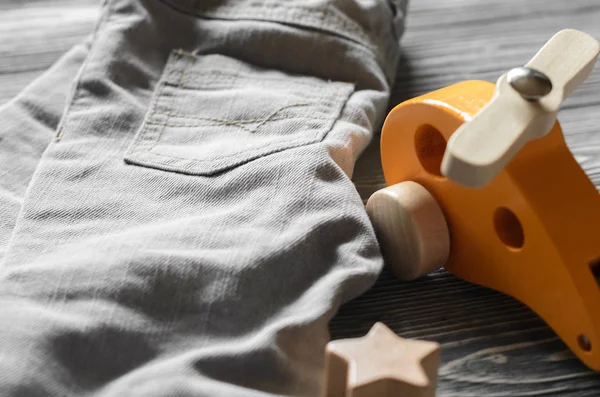 Mode kid denim broek en gele speelgoed copter. Baby's kleding — Stockfoto