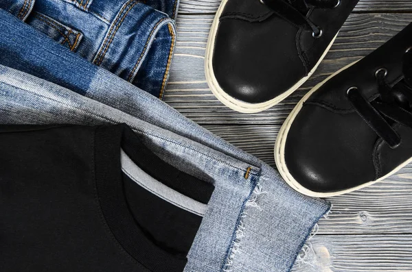 Dámské oděvy a boty (černá pravá kůže vysoké tenisky — Stock fotografie