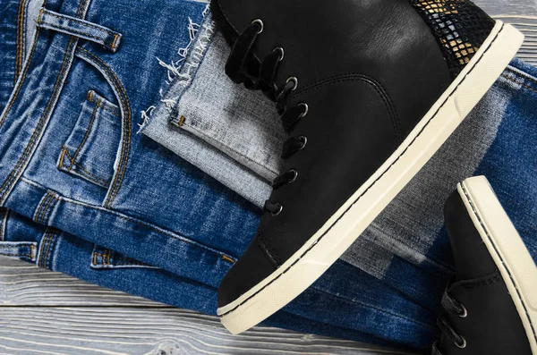 Ropa y zapatos para mujer (zapatillas altas de cuero real negro —  Fotos de Stock