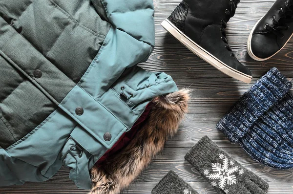 Ropa y accesorios de invierno cálido para mujer - chaqueta, pulga negra —  Fotos de Stock