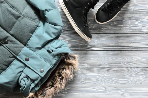 Ropa y zapatos cálidos de invierno para mujer - chaqueta y correa negra —  Fotos de Stock
