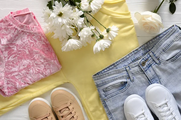 Moda feminina roupas, sapatos e acessórios (branco e bege — Fotografia de Stock