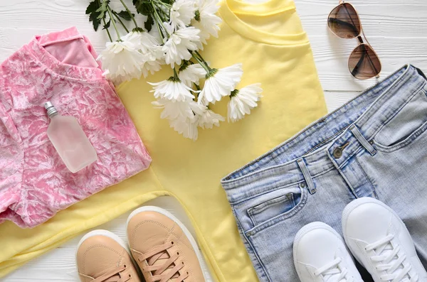 Moda feminina roupas, sapatos e acessórios (branco e bege — Fotografia de Stock
