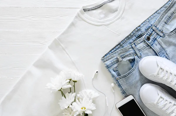 Moda feminina roupas brancas, sapatos, acessórios (couro branco — Fotografia de Stock