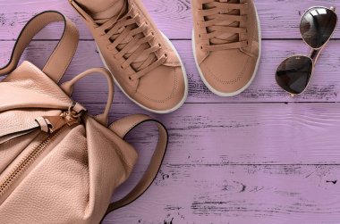 Bayan Aksesuar ve ayakkabı (Deri sırt çantası ve spor ayakkabı, 