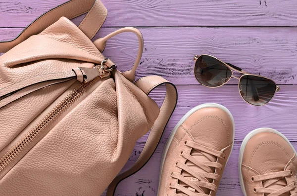 Dámské doplňky a obuv (kožený batoh a tenisky, — Stock fotografie