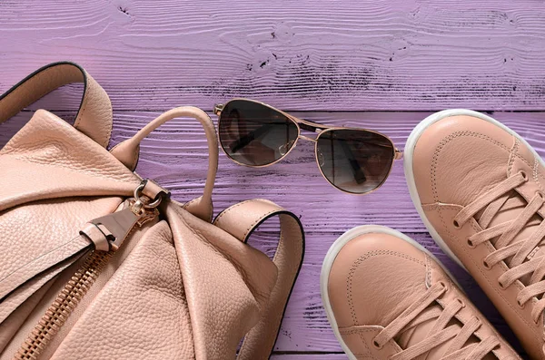 Женские аксессуары и обувь (кожаный рюкзак и кроссовки , — стоковое фото