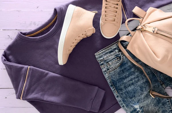 Roupa de mulher, acessórios, calçado (camisola violeta, ácido — Fotografia de Stock