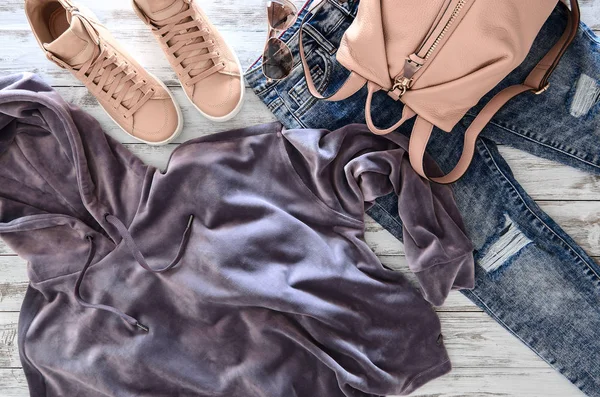 Женская одежда, аксессуары, обувь (фиолетовая бархатная толстовка, ac — стоковое фото