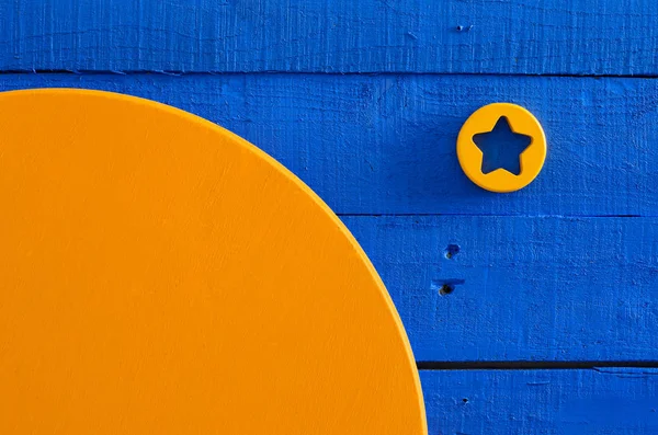 Schilderen op hout, hout crafting, blauw en oranje verzadigde kleuren. — Stockfoto