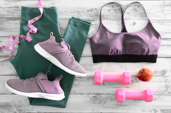Женская активная одежда (леггинсы, бюстгальтер) обувь (кроссовки) и e — стоковое фото