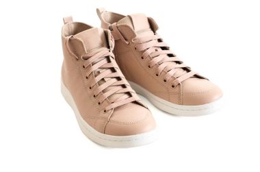 Beyaz arka plan üzerinde bej ayakkabı izole kadın. Moda footwea