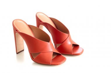 Önü açık criss cross deri katır ayakkabı üzerinde beyaz backgr izole