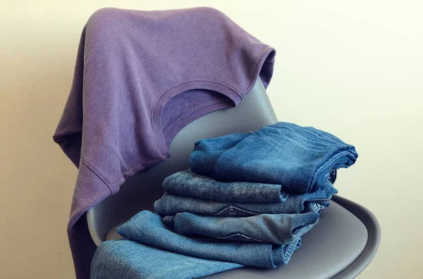 Roupas femininas (camisola violeta, jeans azuis). Roupa para adolescente — Fotografia de Stock