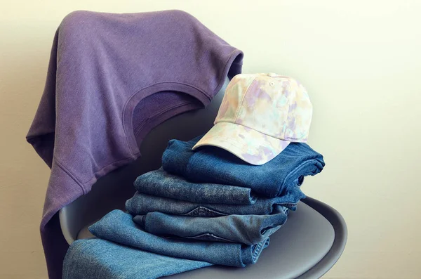 Ropa de mujer, accesorios (sudadera violeta, jeans azules, bas — Foto de Stock