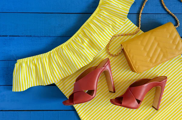 Ropa de mujer, accesorios, calzado (vestido amarillo, cuero t —  Fotos de Stock