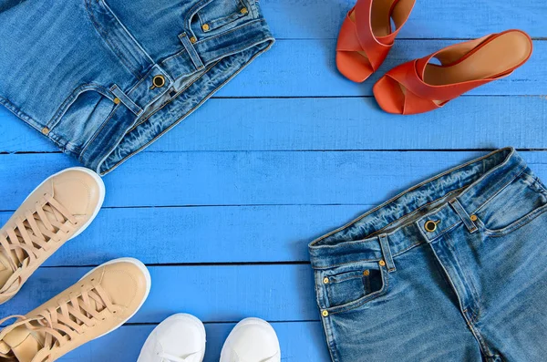 Roupa de mulher, calçado (calça azul, calcanhar de couro terracota — Fotografia de Stock