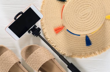 Bayan yaz aksesuarları ve sandalet (hasır şapka, cep telefonu, sel