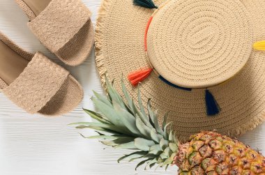 Bayan yaz aksesuarları, ananas üzerinde (hasır şapka, flip floplar) 