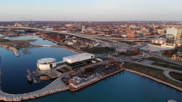 Vista Aérea Ciudad Americana Amanecer Edificios Gran Altura Autopista Bahía — Vídeos de Stock