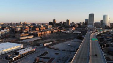  Şafakta Amerikan şehrin havadan görünümü. Yüksek katlı binalar, Otoban, defne. Güneşli sabah. Milwaukee, Wisconsin, ABD