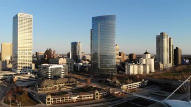  Şafakta Amerikan şehrin havadan görünümü. Yüksek katlı binalar, Otoban, defne. Güneşli sabah. Milwaukee, Wisconsin, ABD