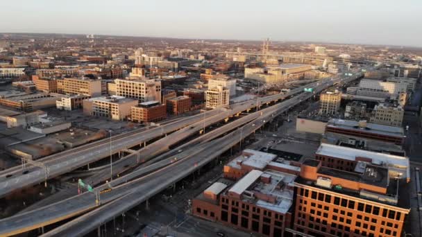 Vista Aérea Ciudad Americana Amanecer Edificios Gran Altura Autopista Bahía — Vídeos de Stock