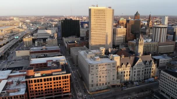 Vista Aérea Ciudad Americana Amanecer Edificios Gran Altura Autopista Bahía — Vídeos de Stock