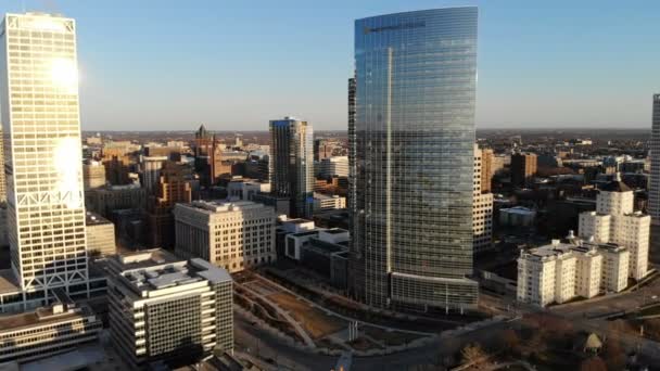 Şafakta Amerikan Şehrin Havadan Görünümü Yüksek Katlı Binalar Otoban Defne — Stok video