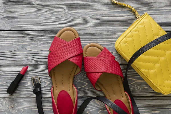 Damenlederschuhe Und Accessoires Rote Flache Sandalen Gelbe Handtasche Schwarzer Gürtel — Stockfoto