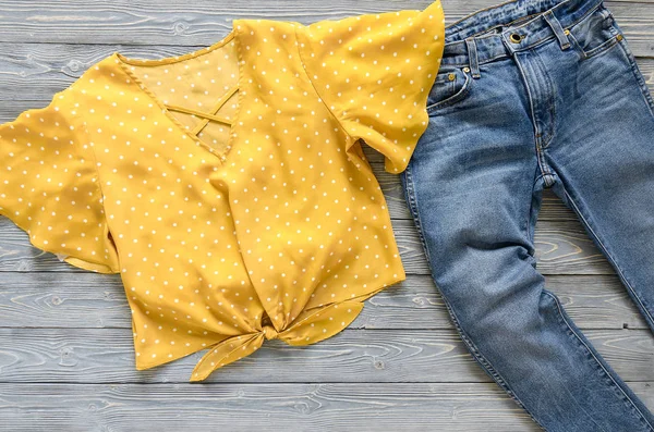 小圆点的黄色上衣 蓝色牛仔裤 时尚套装 购物理念 时髦的 饱和的颜色 春夏系列 — 图库照片
