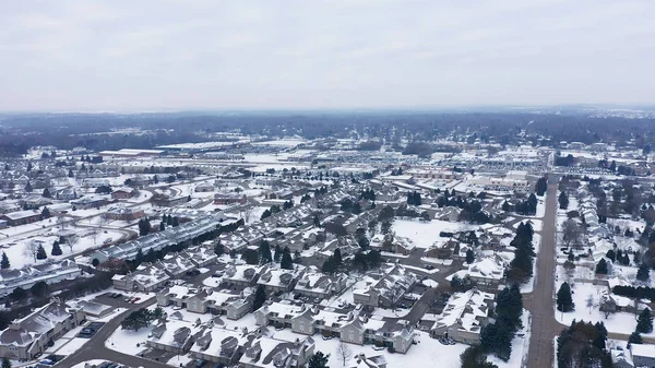 Αεροφωτογραφία των κατοικιών κάλυψε το πρώτο χιόνι. Αμερικανική n Royalty Free Εικόνες Αρχείου