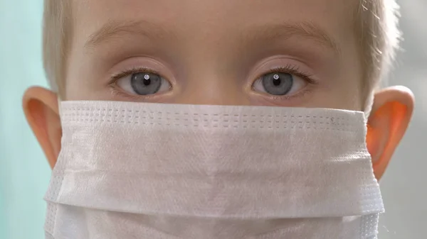 Niño Con Máscara Para Prevenir Propagación Enfermedad Tosiendo Estornudando Coronavirus —  Fotos de Stock