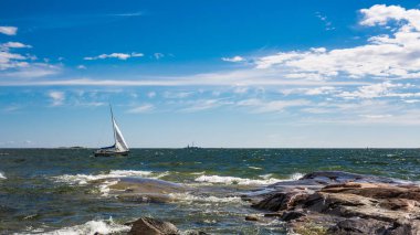 Baltık denizde güneşli yaz gününde yelken yelkenli yat. Su turizm yaşam tarzı.