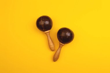 Sarı arka planda izole edilmiş iki Meksika marakası. Geleneksel folk müzik enstrümanları. Ulusal kültürün elementleri. Düz yatıyordu. Latin müziği.