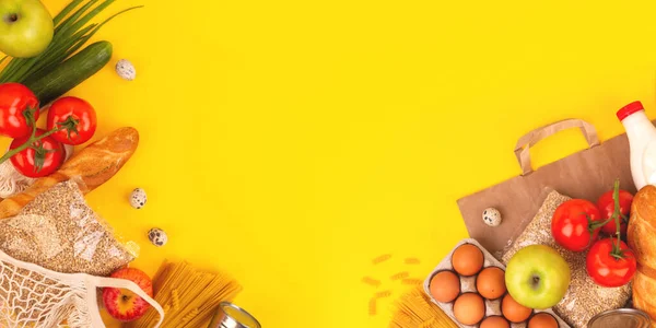 Lebensmittelverpackungen Auf Gelbem Hintergrund Quarantäne Essenslieferung Nach Hause Flatlay Banner — Stockfoto