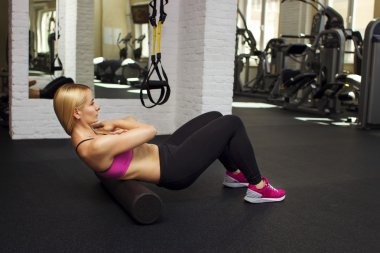 güzel kızı spor salonunda