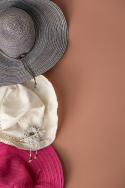 Çeşitli retro şapka bir duvara asılı.