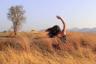 Genç kadın din ile günbatımı